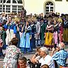 Der Prozessionszug (hier die Trachtengruppe Alt-Radolfzell) erreicht den Marktplatz.
