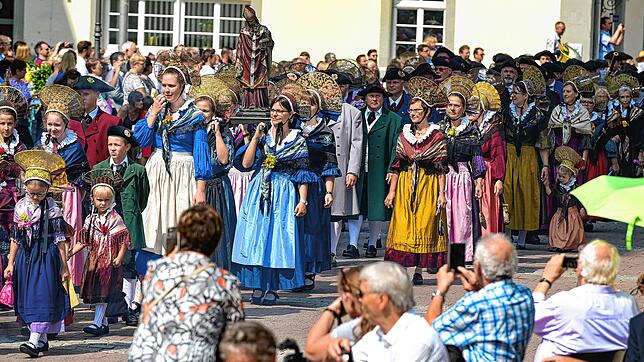 Der Prozessionszug (hier die Trachtengruppe Alt-Radolfzell) erreicht den Marktplatz.