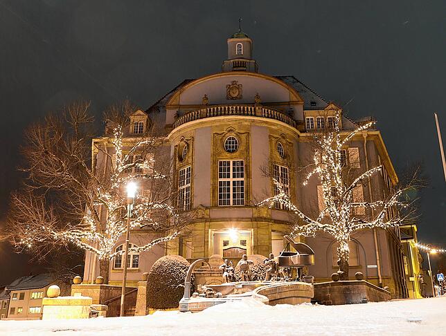 In weihnachtlichem Glanz leuchtet auch das Donaueschinger Rathaus.
