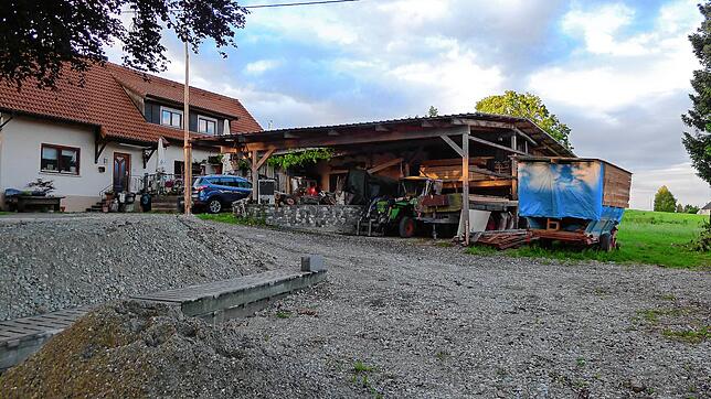 Anstelle dieses ehemaligen Werkstattgebäudes (rechts im Bild) war die Errichtung eines Gebäudes mit einer Wohnung im Erdgeschoss, mit ...