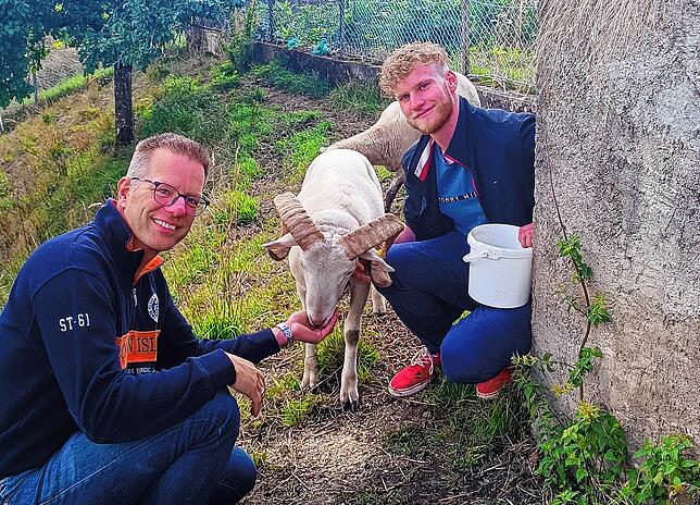 Andreas Maier (links) und der zweite Lademeister Jonathan Möller mit dem Chilbibock Andreas der Kameradschaftliche.