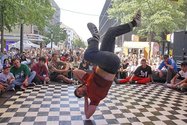 Mit abwechslungsreichen Darbietungen sind die Bühnen stets Anziehungspunkt: Auf der b.free-Bühne führt ein Breakdancer halsbrecherische ...