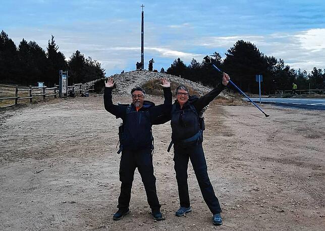 Ulrike und Mario Castagna beim Pilgern auf dem Camino Francés am Cruz de Ferro.