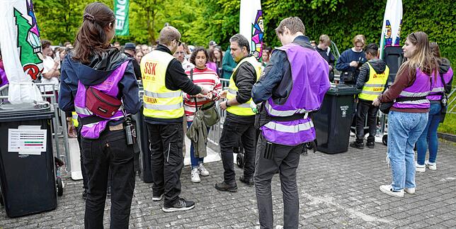 Die ersten Besucher kommen auf das Gelände des Konstanzer Bodenseestadions.