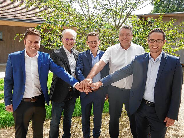 Hand ins Hand für die Gemeinden im Landkreis Konstanz: Benjamin Mors folgt auf Johannes Moser als Vorsitzender des Städte- und ...