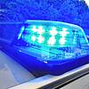 Ein Polizeiauto mit eingeschaltetem Blaulicht. (Symbolbild). Ein Jugendlicher machte in Hausen eine Spritztour mit einem VW Golf. Wie ...