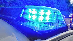 Ein Polizeiauto mit eingeschaltetem Blaulicht. (Symbolbild). Ein Jugendlicher machte in Hausen eine Spritztour mit einem VW Golf. Wie ...