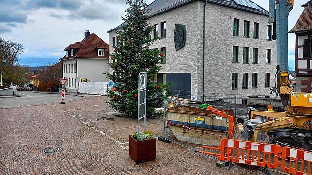 Noch ist der Rathausplatz eine Baustelle. Dort, wo zurzeit die Absperrungen sind, war früher der Rathausbrunnen. Nun soll es einen neuen ...