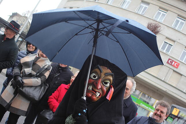Bild 25: Hästräger und Guggenmusiker aus VS beim Narrentreffen in Fribourg am Sonntag (2)