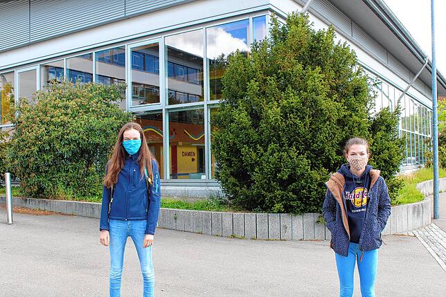 Die Zehntklässlerinnen Ines Lange (links) und Ann-Kathrin Lehn sind mit dem Unterricht im Schulverbund Nellenburg zur ...