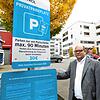 Matthias Schopf, Pressesprecher von Edeka Sulger, an einem der Schilder, die auf die neue Parksituation aufmerksam machen.