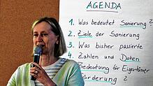 Andrea Gaede erklärt in Schwörstadt die Sanierungsregeln.