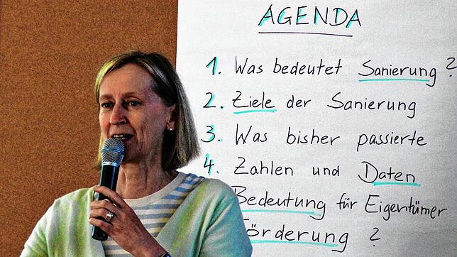 Andrea Gaede erklärt in Schwörstadt die Sanierungsregeln.