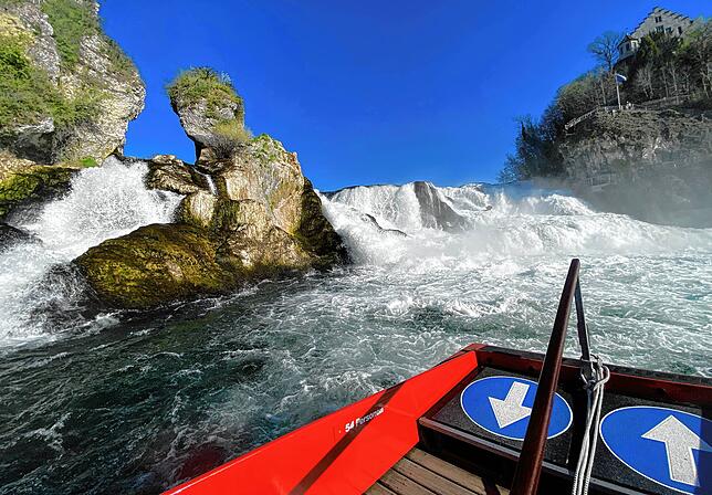 Aktuell können Bootspassagiere dem Rheinfall ganz nah kommen.