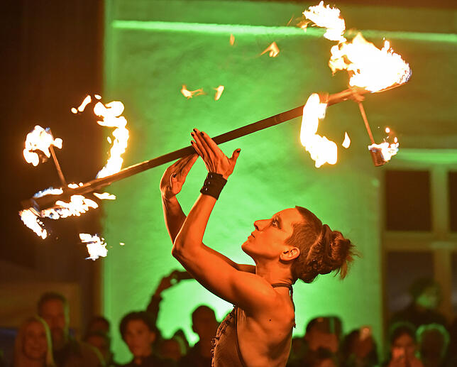 Ria Rehfuss aus Trossingen begeistert die Museumsfestbesucher mit ihrer Feuerschau.