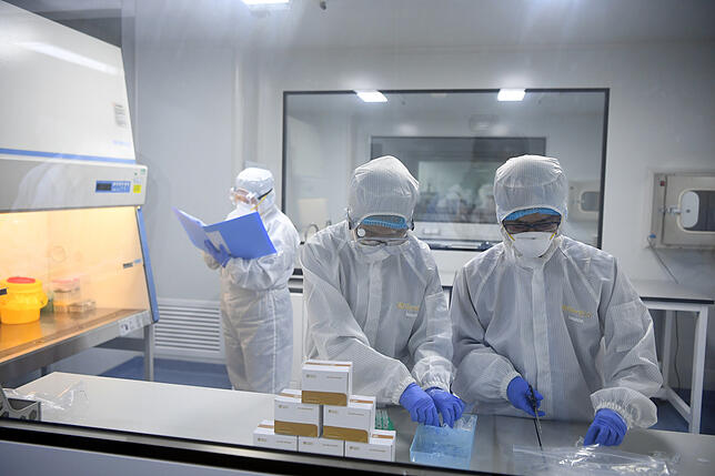 Forscher verpacken Nachweisreagenzien für das neue Coronavirus. Trotz drastischer Maßnahmen bekommt China das neuartige Coronavirus ...
