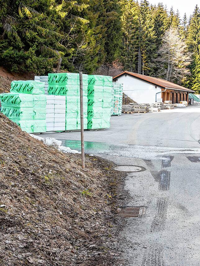 Direkt an der Zufahrtsstraße zu den Hotels „Tannenmühle“ und „Schlüchtmühle“ wird nahe der bestehenden Garagen ...