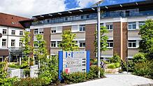 Mittlerweile werden 30 Corona-Patienten im Klinikum Tuttlingen behandelt, davon fünf auf der Intensivstation. Weil die Infektionszahlen ...