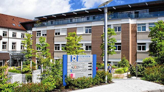 Mittlerweile werden 30 Corona-Patienten im Klinikum Tuttlingen behandelt, davon fünf auf der Intensivstation. Weil die Infektionszahlen ...