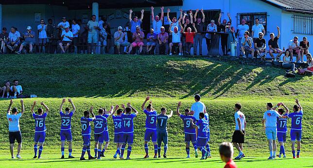 Jubel am Schorlehügel: Fans und Mannschaft des FC Erzingen feiern den Einzug in die Relegationsspiele gegen den FC Emmendingen.