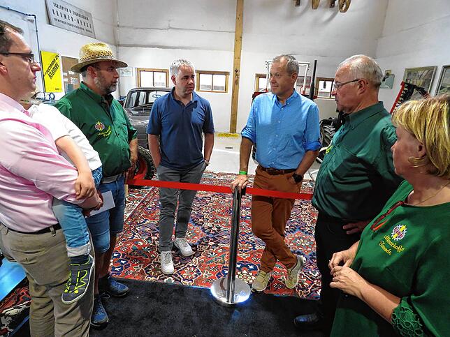 Angetan vom Privatmuseum der Familie Kramer beim Kramertreffen zeigten sich von links Bürgermeister Martin Numberger, Raimund Neininger ...