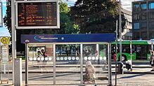 Die digitale Infotafel am Busbahnhof vor dem Stadtbahnhof in Friedrichshafen sollte schon längst modernisiert sein.
