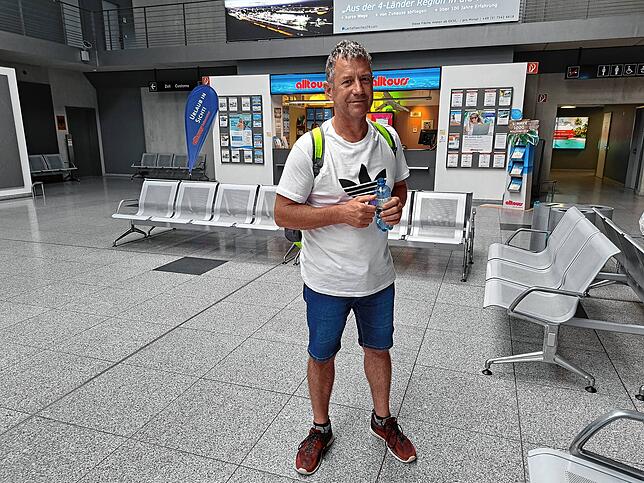 Mehr als den Rucksack und die Kleidung, die Norbert Geutze trägt, konnte er von Rhodos nicht mitnehmen.