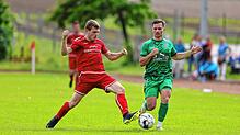 Patrich Scherer (rechts) vom TSV Aach-Linz im Duell mit Magnus Eiermann von der SG Reichenau.