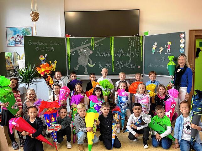 Die Klasse 1a der Grundschule Stockach oder auch Affenklasse, wie auf der Tafel zu lesen ist, startet mit Klassenlehrerin Jasmin Blum in ...