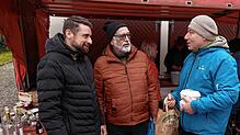 Bürgermeister Stefan Friedrich (links) hofft, dass der Zusammenhalt in der Gemeinde so gut bleibt wie bisher – hier ist er im Gespräch ...