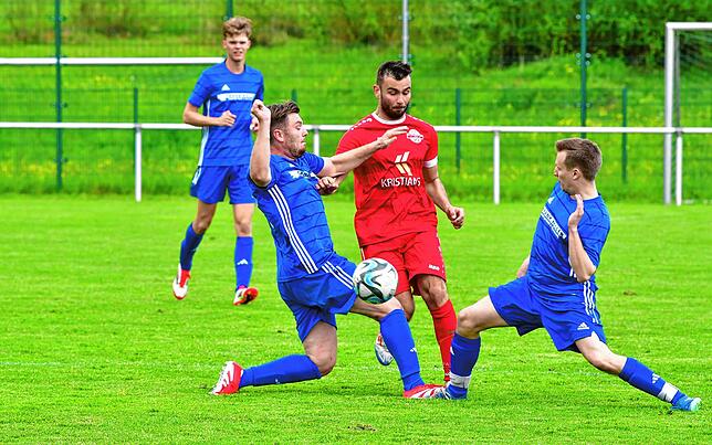 Bild 3: SV Karsau gewinnt Kellerderby mit 2:1 gegen FC Wallbach – und wir haben Fotos!