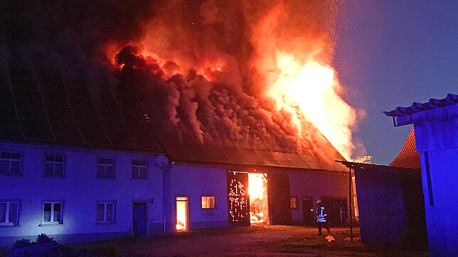 In der Nacht auf Freitag brennt in Mundelfingen ein landwirtschaftliches Anwesen.