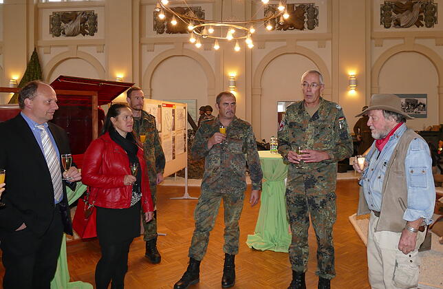 In den Räumen der Militärgeschichtlichen Sammlung wurde das Geschehen in kleiner Runde noch vertieft. Im Bild (von links): ...