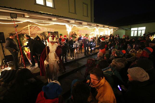 Der Heilige Nikolaus war im vergangenen Jahr beim Weihnachtsmarkt in Oberuhldingen zu Besuch und hatte für jedes Kind ein kleines ...