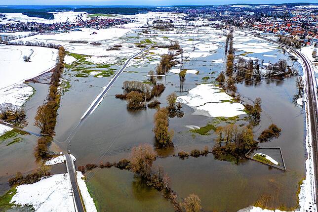 Hochwasser bei Brigachtal: Plötzlich besteht die Welt aus Schnee-Inseln.