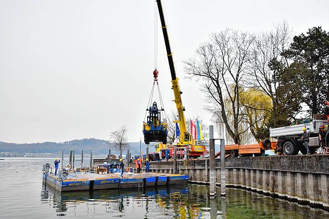 Bild 25: Bilder vom Zusammenbau einer Bohrplattform im Bodmaner Hafen