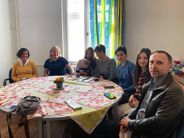 Geflüchtete und Helfende beisammen: Petra Leising, Verwaltungsleiterin von Litzelstetten, die Schutzsuchenden Hallena Matsko, Maria mit ...