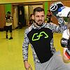 Jakob Gretz, Trainer und Mitbegründer des Boxclubs, präsentiert einer Bambini-Boxerin die Pratze zum Schlagtraining. Bilder: Kirsten ...
