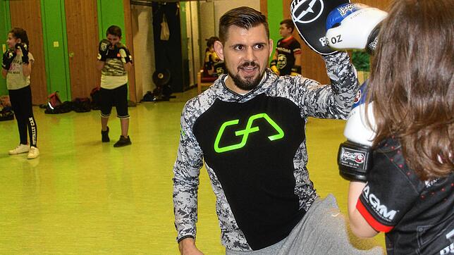 Jakob Gretz, Trainer und Mitbegründer des Boxclubs, präsentiert einer Bambini-Boxerin die Pratze zum Schlagtraining. Bilder: Kirsten ...
