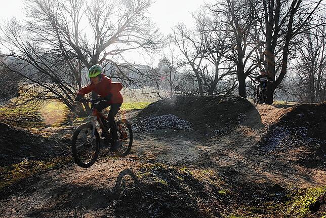 Auch darüber freuen sich die Gottmadinger Jugendlichen: Im Dirt Track im Wiesental in Gottmadingen zeigen die Biker ihr Können.