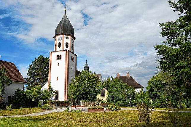 Die Kirche St. Leodegar in Friedingen mit dem markanten Turm.