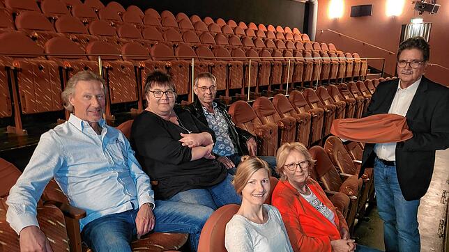 Die Vorstandsmannschaft des Vereins Förderfreunde Gloria-Theater kümmert sich auch um kleine Details. Werner Zimmermann (rechts) hat die ...