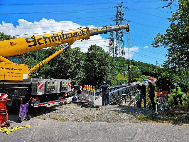 Bild 13: Die neue Brücke über die Schlücht ist da! Das sind die Bilder vom Aufbau