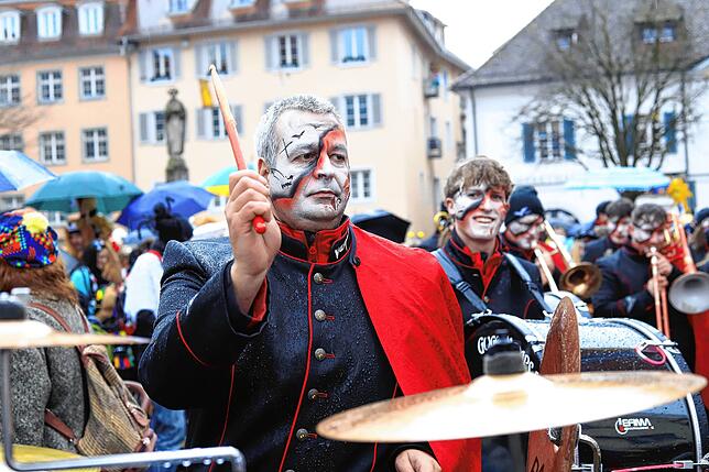 Bild 38: Überlingen am Schmotzigen Donnerstag: Bunte Bilder vom Kindergarten-Zug in der Altstadt