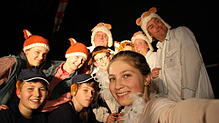 Gruppen-Selfie kurz vor der Generalprobe: Wie auch in anderen kleinen Theatern spielen auch beim Hermes-Theater Dettingen ...
