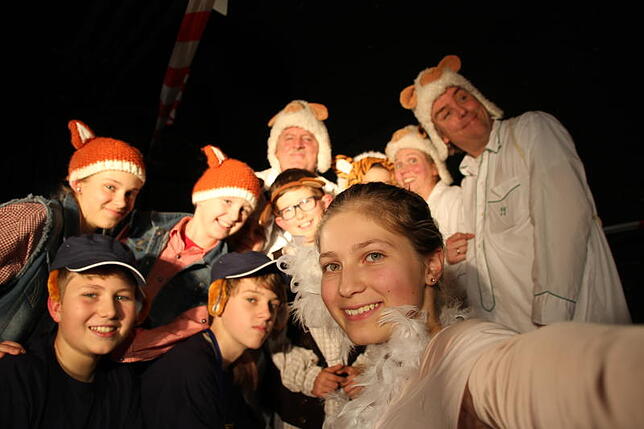 Gruppen-Selfie kurz vor der Generalprobe: Wie auch in anderen kleinen Theatern spielen auch beim Hermes-Theater Dettingen ...