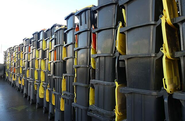 Säuberlich gestapelt harren diese Plastikcontainer aufs Recycling.
