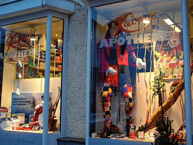 Die Schaufensterpuppe in der Kuony-Apotheke trägt das Hans Kuony-Häs.