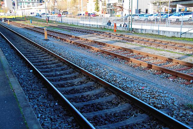 Das Gleis 3 (links) wird versetzt, Gleis 4 wird entfernt, Gleis 5 soll per Bahnsteig erschlossen werden.