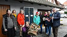 Die Regeln für das neue Outdoor Escape-Abenteuer hat sich Bürgermeister Tobias Benz (rechts) von We-Escape- Instruktorin Miriam Saladin ...